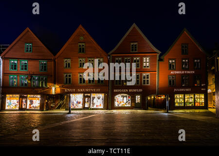 Malerische Nacht Blick auf die traditionellen alten Häuser in Bergen, ein UNESCO-Weltkulturerbe. Bergen, Norwegen, August 2018 Stockfoto