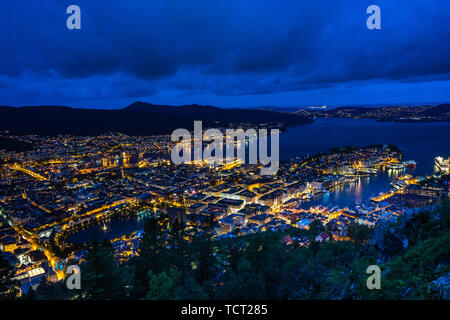 Nacht Panorama von Bergen von Mount Floyen, die spektakulärste Aussichtspunkt der Stadt, Norwegen Stockfoto