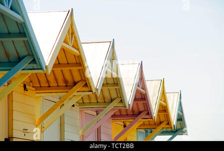 Detail der Strandhütten in Pastelltönen lackiert Stockfoto