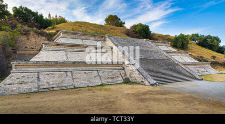 Die Große Pyramide von Cholula, auch als Tlachihualtepetl (Nahuatl für "Made bekannt - von Hand Berg"), ist ein riesiger Komplex in Cholula, Mexiko. Stockfoto