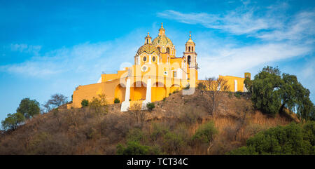 Das Heiligtum Unserer Lieben Frau von der Abhilfemaßnahmen ist eine katholische Tempel an der Spitze der Großen Pyramide von Cholula befindet sich in San Pedro Cholula, Puebla. Stockfoto