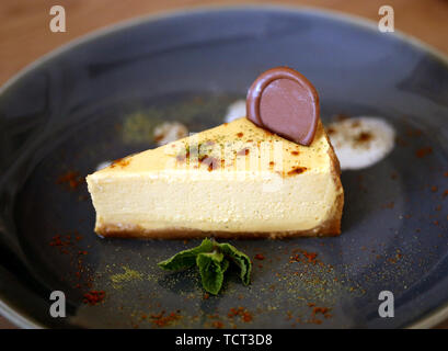 Foto der schönen Makro süße Schokolade Kuchen Käsekuchen mit Schokolade in einem Restaurant Stockfoto