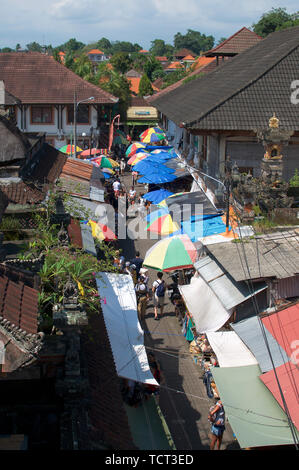 Ubud, Bali, Indonesien - 16. Februar 2019: Luftaufnahme über der Straße von Ubud Kunst Markt in Ubud, Bali Stockfoto