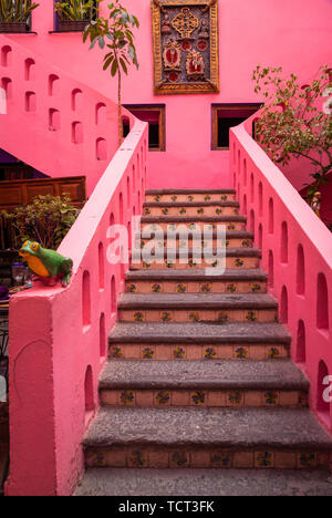 Treppe im Hotel Mesones Sacristia in Puebla, Mexiko. Stockfoto