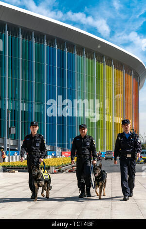 Tägliches Training von Polizei und die Polizisten in Polizeistationen der Shanghai National Convention und Exhibition Centre Stockfoto