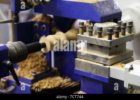 Holzschnitzerei mit Drechseln Drehmaschine. Selektive konzentrieren. Stockfoto