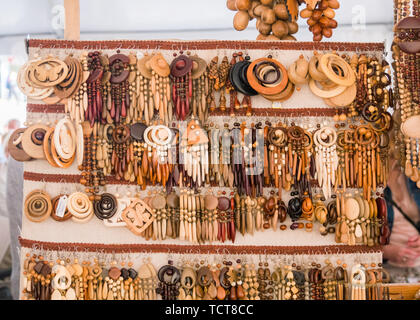 Holz Ohrringe auf der Messe Stockfoto