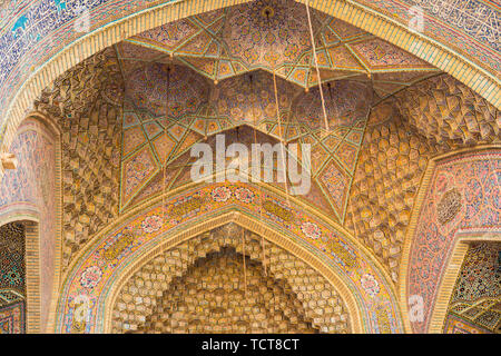 Dome im Nasir ol-Molk Moschee, mit farbig bemalten Kacheln dekoriert. Stockfoto