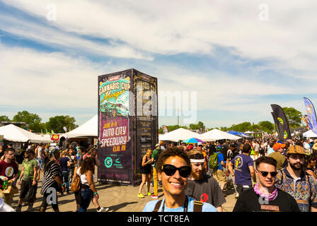 Clio, Michigan, USA. Juni 2019. Hightimes Cannabis Cup, Michigan. Riesige Menschenmassen auf dem Auto City Speedway zum ersten Cannabis Cup in Michigan nach der Legalisierung. Stockfoto