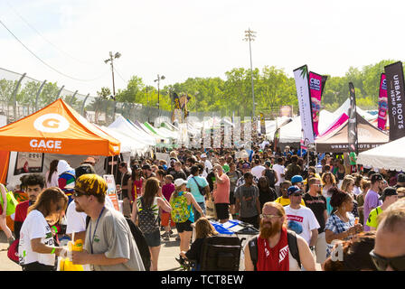 Clio, Michigan, USA. Juni 2019. Hightimes Cannabis Cup, Michigan. Riesige Menschenmassen auf dem Auto City Speedway zum ersten Cannabis Cup in Michigan nach der Legalisierung. Stockfoto