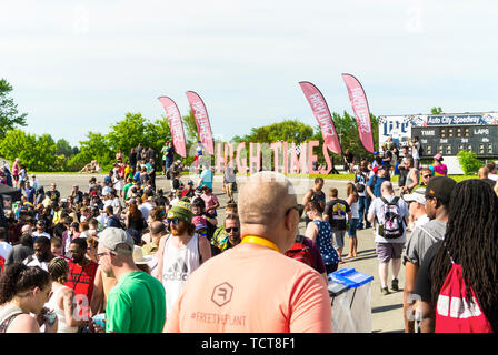 Clio, Michigan, USA. Juni 2019. Hightimes Cannabis Cup, Michigan. Riesige Menschenmassen auf dem Auto City Speedway zum ersten Cannabis Cup in Michigan nach der Legalisierung. Stockfoto