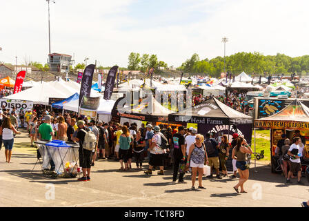 Clio, Michigan, USA. Juni 2019. Hightimes Cannabis Cup, Michigan. Riesige Menschenmassen auf dem Auto City Speedway zum ersten Cannabis Cup in Michigan nach der Legalisierung. Stockfoto