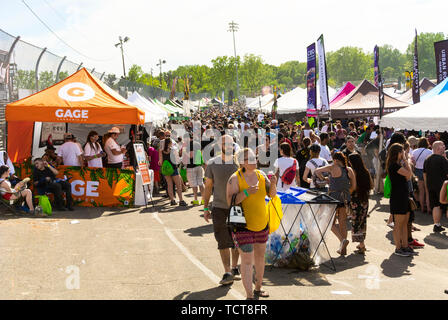 Clio, Michigan, USA. Juni 2019. Hightimes Cannabis Cup, Michigan. Riesige Menschenmassen auf dem Auto City Speedway zum ersten Cannabis Cup in Michigan nach der Legalisierung. Stockfoto