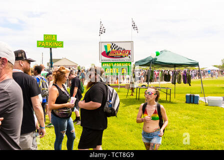 Clio, Michigan, USA. Juni 2019. Hightimes Cannabis Cup, Michigan. Riesige Menschenmassen auf dem Auto City Speedway zum ersten Cannabis Cup in Michigan nach der Legalisierung. Stockfoto