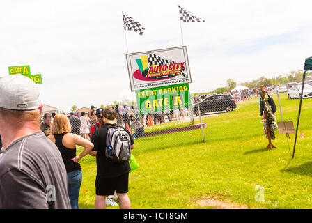 Clio, Michigan, USA. Juni 2019. Hightimes Cannabis Cup, Michigan. Riesige Menschenmassen auf dem Auto City Speedway zum ersten Cannabis Cup in Michigan nach der Legalisierung. Stockfoto