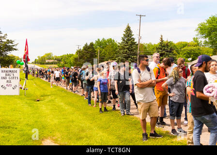 Clio, Michigan, USA. Juni 2019. Hightimes Cannabis Cup, Michigan. Riesige Menschenmassen auf dem Auto City Speedway zum ersten Cannabis Cup in Michigan nach der Legalisierung. Stockfoto