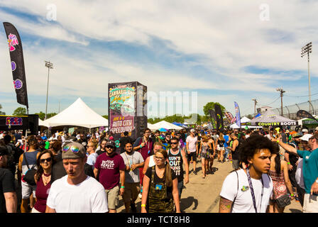 Clio, Michigan, USA. Juni 2019. Hightimes Cannabis Cup, Michigan. Riesige Menschenmassen auf dem Auto City Speedway zum ersten Cannabis Cup in Michigan nach der Legalisierung. Stockfoto