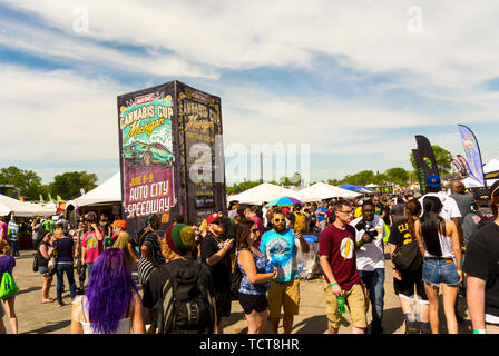 Clio, Michigan, USA. Juni 2019. Hightimes Cannabis Cup, Michigan. Riesige Menschenmassen auf dem Auto City Speedway zum ersten Cannabis Cup in Michigan nach der Legalisierung. Stockfoto