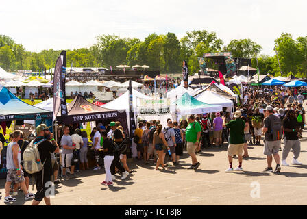 Clio, Michigan, USA. Juni 2019. Hightimes Cannabis Cup, Michigan. Riesige Menschenmassen auf dem Auto City Speedway zum ersten Cannabis Cup in Michigan nach der Legalisierung. Stockfoto