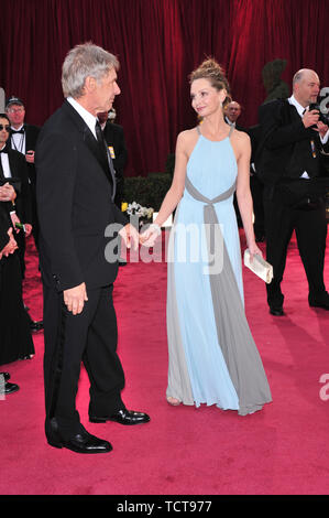 LOS ANGELES, Ca. Februar 24, 2008: Harrison Ford und Calista Flockhart bei der 80. jährlichen Academy Awards im Kodak Theater, Hollywood, CA. © 2008 Paul Smith/Featureflash Stockfoto