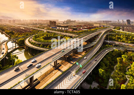 Erhöhte Überführung mit Skyline des modernen Stadt während des Sonnenuntergangs. Stockfoto