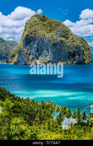 Einen atemberaubenden Blick auf die tropischen Küste mit Dschungel und Pinagbuyutan Insel im blauen Ozean El Nido, Palawan, Philippinen. Sehen müssen, die meisten einzigartigen Stockfoto