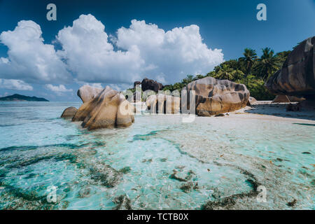 Beeindruckende cloudscape oben Anse Source D'Argent tropical beach, La Digue Seychellen. Luxus exotische Travel Concept Stockfoto