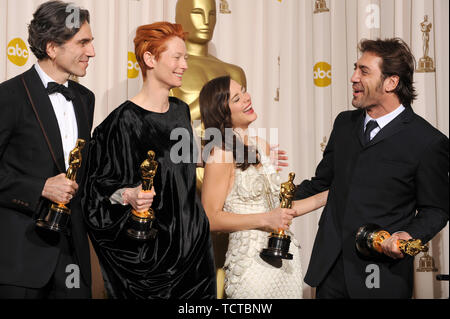 LOS ANGELES, Ca. Februar 24, 2008: Daniel Day Lewis & Tilda Swinton & Marion Cotillard & Javier Bardem am 80. jährlichen Academy Awards im Kodak Theater, Hollywood. © 2008 Paul Smith/Featureflash Stockfoto