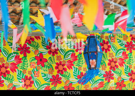 Festa Junina, Sao Joao, mit Party kleine bunte Fahnen und dekorativer Ballon es geschieht im Juni, vor allem im Nordosten Brasiliens. Stockfoto