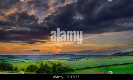 Warnford, UK - 26. Mai 2019: Stürmischer Sommer Abend über den Meon Valley, South Downs National Park, Großbritannien Stockfoto