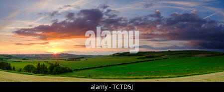 Warnford, UK - 26. Mai 2019: Stürmischer Sommer Abend über den Meon Valley, South Downs National Park, Großbritannien Stockfoto