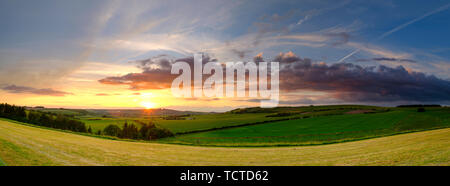 Warnford, UK - 26. Mai 2019: Stürmischer Sommer Abend über den Meon Valley, South Downs National Park, Großbritannien Stockfoto