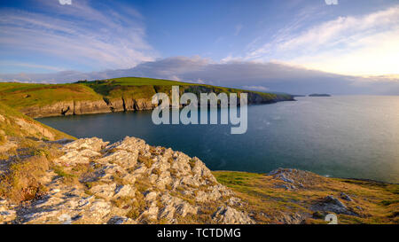 Mwnt, Wales - 23. Mai 2019: Abendlicht auf die ceredigion Küste und Strickjacke Insel von Traeth Mwnt, Wales, Großbritannien Stockfoto