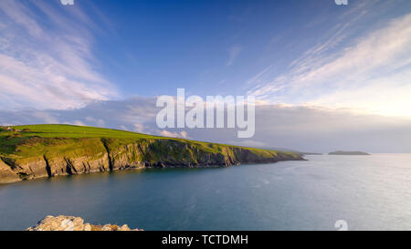 Mwnt, Wales - 23. Mai 2019: Abendlicht auf die ceredigion Küste und Strickjacke Insel von Traeth Mwnt, Wales, Großbritannien Stockfoto