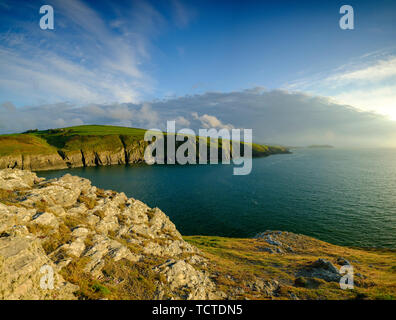 Mwnt, Wales - 23. Mai 2019: Abendlicht auf die ceredigion Küste und Strickjacke Insel von Traeth Mwnt, Wales, Großbritannien Stockfoto