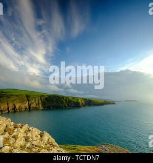 Mwnt, Wales - 23. Mai 2019: Abendlicht auf die ceredigion Küste und Strickjacke Insel von Traeth Mwnt, Wales, Großbritannien Stockfoto