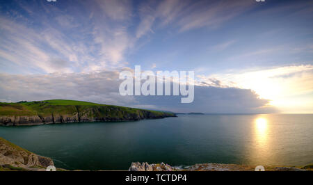 Mwnt, Wales - 23. Mai 2019: Abendlicht auf die ceredigion Küste und Strickjacke Insel von Traeth Mwnt, Wales, Großbritannien Stockfoto