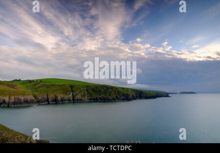 Mwnt, Wales - 23. Mai 2019: Abendlicht auf die ceredigion Küste und Strickjacke Insel von Traeth Mwnt, Wales, Großbritannien Stockfoto