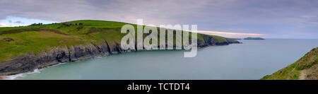 Mwnt, Wales - 23. Mai 2019: Abendlicht auf die ceredigion Küste und Strickjacke Insel von Traeth Mwnt, Wales, Großbritannien Stockfoto