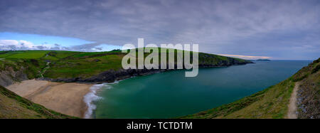 Mwnt, Wales - 23. Mai 2019: Abendlicht auf die ceredigion Küste und Strickjacke Insel von Traeth Mwnt, Wales, Großbritannien Stockfoto