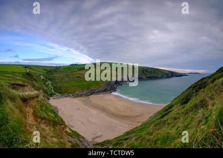 Mwnt, Wales - 23. Mai 2019: Abendlicht auf die ceredigion Küste und Strickjacke Insel von Traeth Mwnt, Wales, Großbritannien Stockfoto