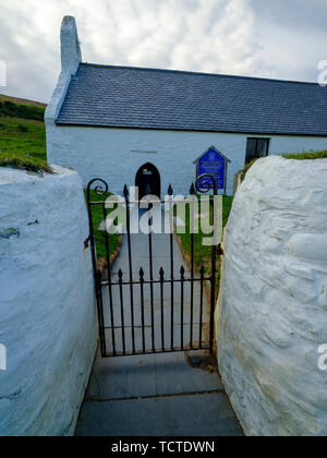 Mwnt, Wales - 23. Mai 2019: Abendlicht auf die ceredigion Küste und Strickjacke Insel von Traeth Mwnt, Wales, Großbritannien Stockfoto