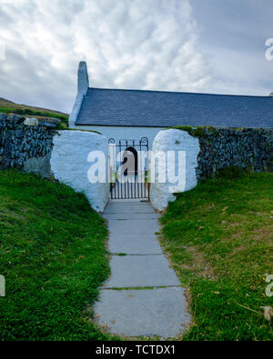 Mwnt, Wales - 23. Mai 2019: Abendlicht auf die ceredigion Küste und Strickjacke Insel von Traeth Mwnt, Wales, Großbritannien Stockfoto