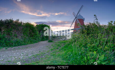 Halnaker, UK - 10. Mai 2019: Sonnenuntergang auf der Windmühle bei Halnaker Hill in der Nähe von Goodwood und Chichester in West Sussex, UK Stockfoto