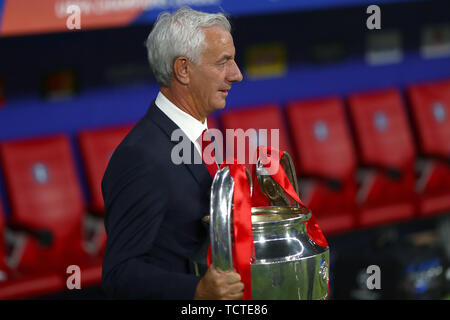 Ehemalige Liverpool Stürmer, Ian Rush mit der Trophäe - Tottenham Hotspur gegen Liverpool, UEFA Champions League Finale 2019, Wanda Metropolitano Stadion, Madrid - 1. Juni 2019 Stockfoto