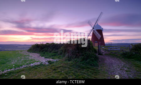 Halnaker, UK - 10. Mai 2019: Sonnenuntergang auf der Windmühle bei Halnaker Hill in der Nähe von Goodwood und Chichester in West Sussex, UK Stockfoto