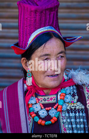 Ladakhi Menschen mit traditionellen Kostümen beteiligt sich an der Ladakh Festival in Leh, Indien Stockfoto