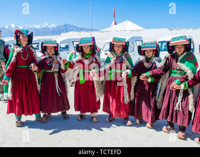 Ladakhi Menschen mit traditionellen Kostümen beteiligt sich an der Ladakh Festival in Leh, Indien Stockfoto