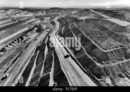 Aufgeschnitten Coal Mine in Hunter Valley Region Versorgung Liddell und Baywaters Kraftwerke Kohle Aushub von riesigen Lastwagen der Botton über serpentin Stockfoto
