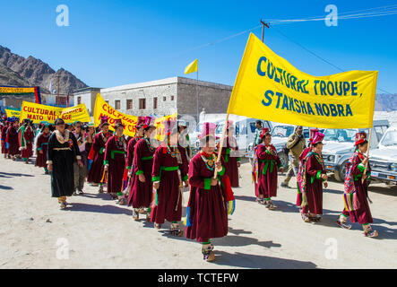 Ladakhi Menschen mit traditionellen Kostümen beteiligt sich an der Ladakh Festival in Leh, Indien Stockfoto